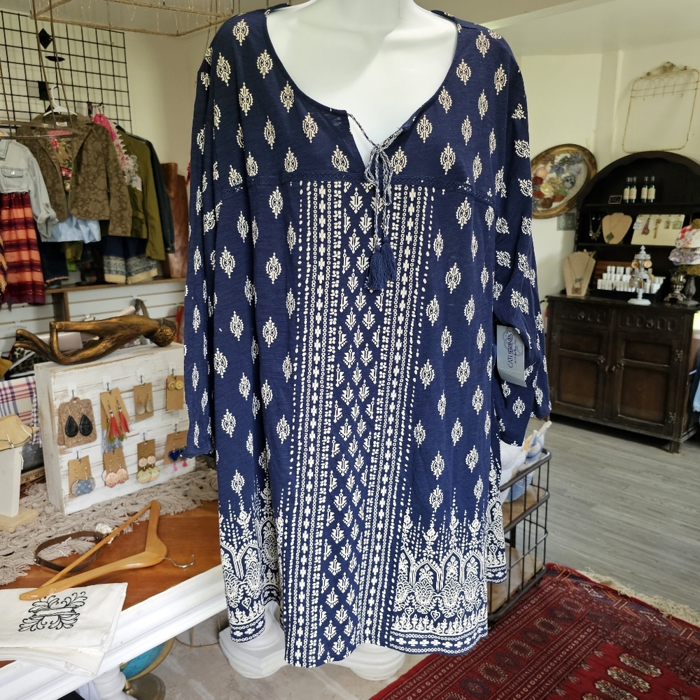 Catherines Blue Tunic Top size 3x (26-28) with white Moroccan style print.